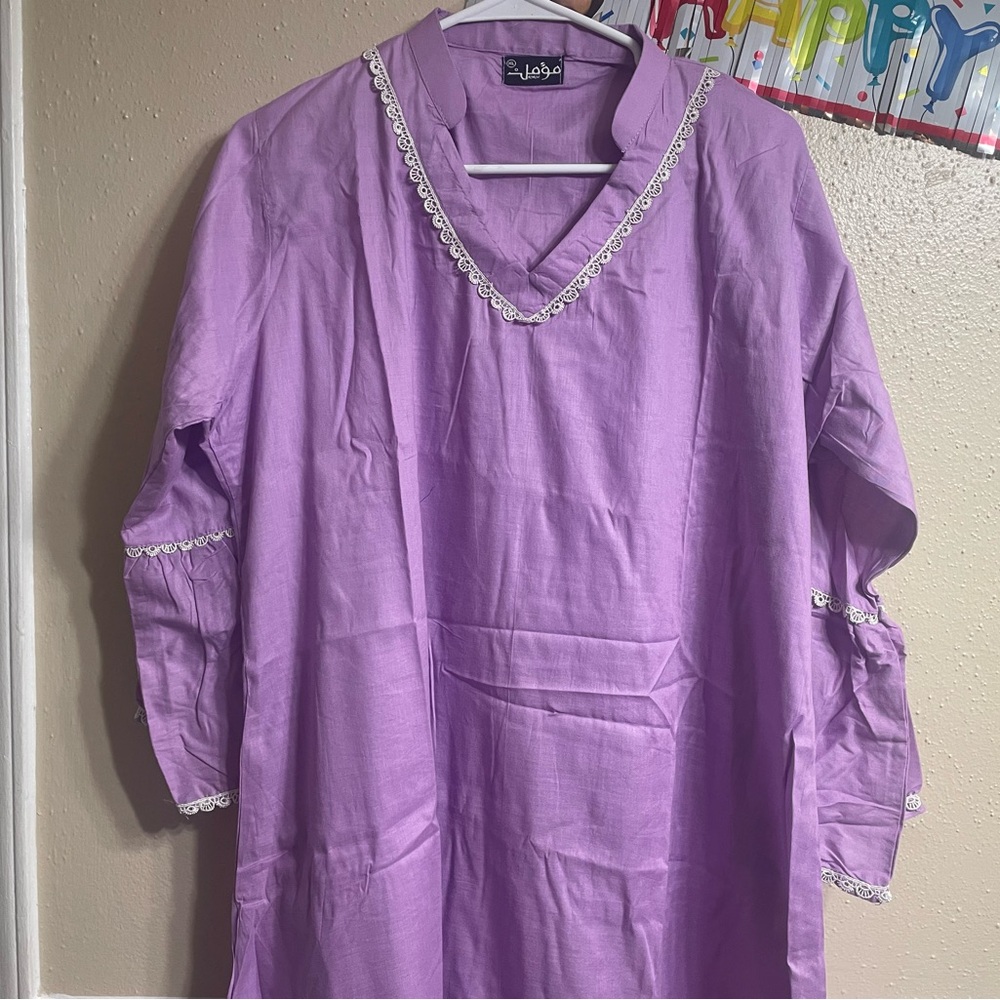 Purple/ Lavender Women’s round dress never worn, XL